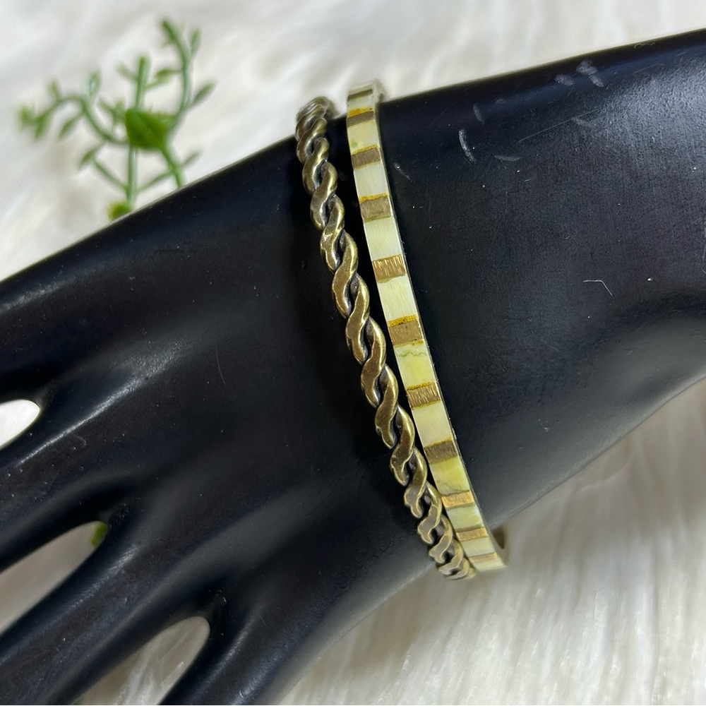 Vintage mother or pearl brass tone twisted Bangle bracelet (2pcs) - Picture 2 of 7